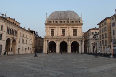 Brescia, İtalya - 1 Ağustos 2018: Palazzo della Loggia veya Brescia Belediye Binası manzarası 1 Ağustos 2018, Lombardy, İtalya.