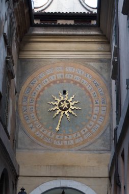 Lombardy, İtalya - 1 Ağustos 2018: Astronomik saatin arka tarafının yakın görüntüsü 1 Ağustos 2018, Brescia, İtalya.