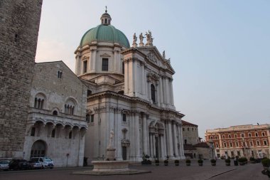 Brescia, İtalya - 1 Ağustos 2018: Broletto Sarayı ve Yeni Katedral veya Piazza Paolo VI 'deki Duomo Nuovo manzarası 1 Ağustos 2018, Lombardy, İtalya.