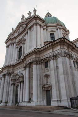 Brescia, İtalya - 1 Ağustos 2018: Piazza Paolo VI 'deki Yeni Katedral veya Duomo Nuovo manzarası 1 Ağustos 2018, Lombardy, İtalya.