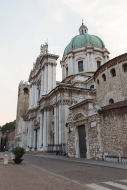 Brescia, İtalya - 1 Ağustos 2018: Piazza Paolo VI 'deki Eski ve Yeni Katedral manzarası, 1 Ağustos 2018, Lombardy, İtalya.