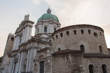 Brescia, İtalya - 1 Ağustos 2018: Piazza Paolo VI 'deki Eski ve Yeni Katedral manzarası, 1 Ağustos 2018, Lombardy, İtalya.