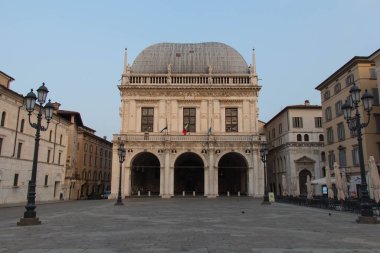 Brescia, İtalya - 1 Ağustos 2018: Palazzo della Loggia veya Brescia Belediye Binası manzarası 1 Ağustos 2018, Lombardy, İtalya.