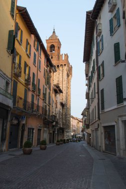 Brescia, İtalya - 1 Ağustos 2018: Torre della Pallata ile Corso Giuseppe Garibaldi manzarası 1 Ağustos 2018, Lombardy, İtalya.