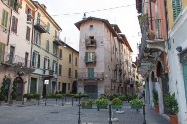 Brescia, İtalya - 1 Ağustos 2018: Brescia Eski Kasabası 'ndaki dar ortaçağ binası manzarası 1 Ağustos 2018, Lombardy, İtalya.