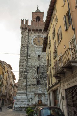 Brescia, İtalya - 1 Ağustos 2018: Torre della Pallata ile Corso Giuseppe Garibaldi manzarası 1 Ağustos 2018, Lombardy, İtalya.