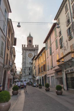 Brescia, İtalya - 1 Ağustos 2018: Torre della Pallata ile Corso Giuseppe Garibaldi manzarası 1 Ağustos 2018, Lombardy, İtalya.