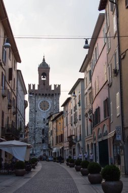 Brescia, İtalya - 1 Ağustos 2018: Torre della Pallata ile Corso Giuseppe Garibaldi manzarası 1 Ağustos 2018, Lombardy, İtalya.