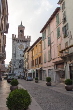 Brescia, İtalya - 1 Ağustos 2018: Torre della Pallata ile Corso Giuseppe Garibaldi manzarası 1 Ağustos 2018, Lombardy, İtalya.