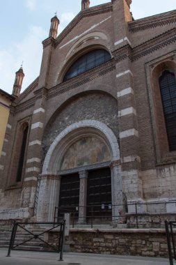 Brescia, İtalya - 1 Ağustos 2018: Santa Maria del Carmine Kilisesi 'nin dış görünüşü 1 Ağustos 2018, Lombardy, İtalya.