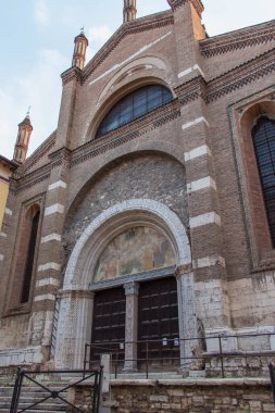 Brescia, İtalya - 1 Ağustos 2018: Santa Maria del Carmine Kilisesi 'nin dış görünüşü 1 Ağustos 2018, Lombardy, İtalya.