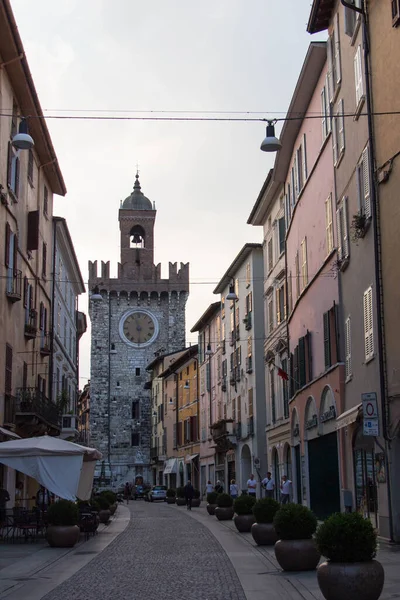 Brescia, İtalya - 1 Ağustos 2018: Torre della Pallata ile Corso Giuseppe Garibaldi manzarası 1 Ağustos 2018, Lombardy, İtalya.
