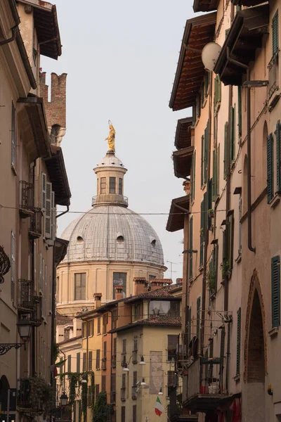 イタリアのブレシア 2018年8月1日 イタリアのロンバルディア州 2018年8月1日にブレシア旧市街の平和教会の聖マリアのドームと狭い通りの景色 — ストック写真