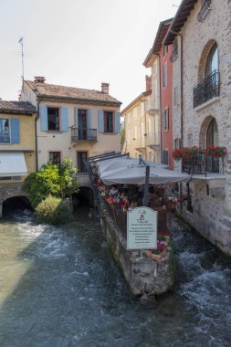 İtalya, Valeggio sul Mincio - 20 Mayıs 2018: Borghetto 'daki nehir ve restoran manzarası 20 Mayıs 2018' de Veneto, İtalya.