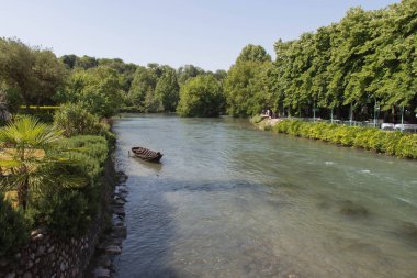 Güneşli bir günde nehirdeki bir teknenin manzarası.