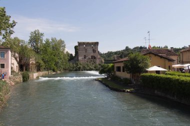 İtalya, Valeggio sul Mincio - 20 Mayıs 2018: Valeggio sul Mincio 'daki Visconti Köprüsü manzarası 20 Mayıs 2018' de İtalya 'nın Veneto kentinde.