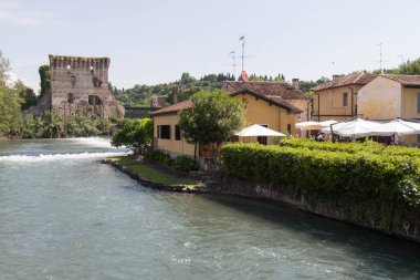 İtalya, Valeggio sul Mincio - 20 Mayıs 2018: Valeggio sul Mincio 'daki Visconti Köprüsü manzarası 20 Mayıs 2018' de İtalya 'nın Veneto kentinde.