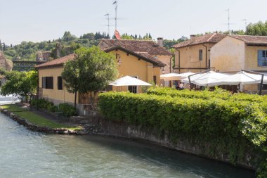 İtalya, Valeggio sul Mincio - 20 Mayıs 2018: 20 Mayıs 2018 Veneto, İtalya 'da Borghetto Valeggio sul Mincio manzarası.
