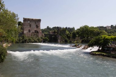 İtalya, Valeggio sul Mincio - 20 Mayıs 2018: Valeggio sul Mincio 'daki Visconti Köprüsü manzarası 20 Mayıs 2018' de İtalya 'nın Veneto kentinde.