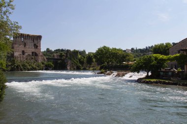 İtalya, Valeggio sul Mincio - 20 Mayıs 2018: Valeggio sul Mincio 'daki Visconti Köprüsü manzarası 20 Mayıs 2018' de İtalya 'nın Veneto kentinde.