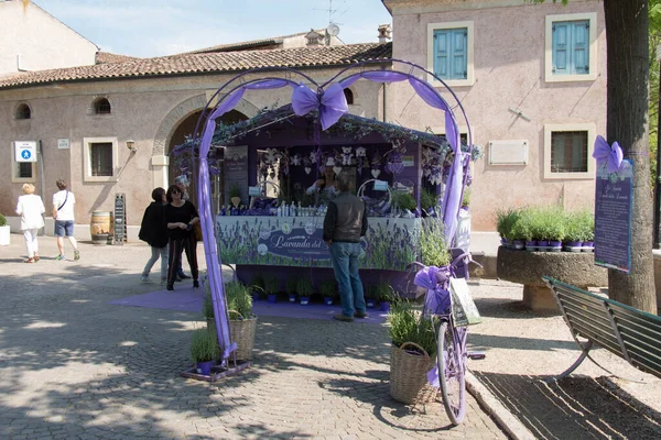 İtalya, Valeggio sul Mincio - 20 Mayıs 2018: Borghetto Valeggio sul Mincio 'daki lavanta tezgahının manzarası 20 Mayıs 2018, Veneto, İtalya.