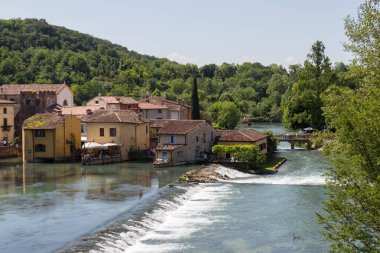 İtalya, Valeggio sul Mincio - 20 Mayıs 2018: 20 Mayıs 2018 Veneto, İtalya 'da Borghetto Valeggio sul Mincio manzarası.