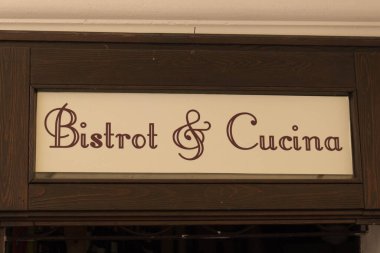 İtalya, Valeggio sul Mincio - 20 Mayıs 2018: 20 Mayıs 2018 'de İtalya' nın Veneto kentinde bistrot ve cucina tabelalarının manzarası.