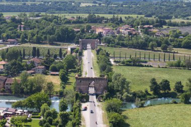 İtalya, Valeggio sul Mincio - 20 Mayıs 2018: Valeggio sul Mincio 'daki Visconti köprüsünün 20 Mayıs 2018' de İtalya 'nın Veneto kentinde görülmesi.
