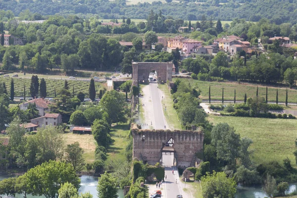 İtalya, Valeggio sul Mincio - 20 Mayıs 2018: Valeggio sul Mincio 'daki Visconti köprüsünün 20 Mayıs 2018' de İtalya 'nın Veneto kentinde görülmesi.