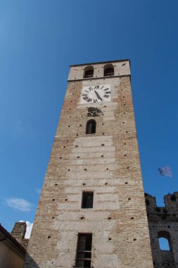 İtalya - 20 Mayıs 2018: 20 Mayıs 2018 'de İtalya' nın Mantua kentindeki Castellaro Lagusello köyünün saat kulesinin manzarası.