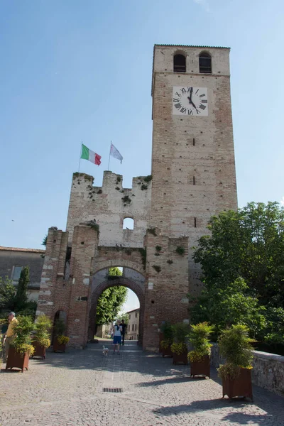 イタリア 2018年5月20日 イタリアのマントヴァで5月20日に要塞化された村Castelaro Laguselloへのメインエントランスの眺め — ストック写真