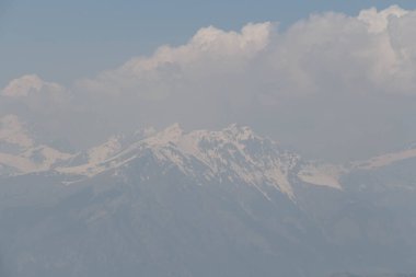 Karlı dağ zirveleri ve bulutlar Lombardy, İtalya.