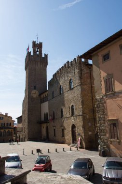 İtalya, Arezzo - 12 Mart 2017: Arezzo 'daki Piazza della Liberta Meydanı' ndaki Kamu Sarayı veya Palazzo Dei Priori manzarası.