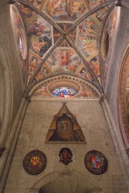 İtalya, Arezzo - 12 Mart 2017: Arezzo 'daki Santi Pietro ve Donato Katedrali' nin iç manzarası, 12 Mart 2017, Toskana, İtalya.