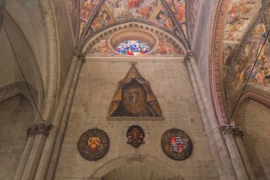 İtalya, Arezzo - 12 Mart 2017: Arezzo 'daki Santi Pietro ve Donato Katedrali' nin iç manzarası, 12 Mart 2017, Toskana, İtalya.