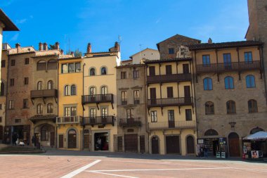 İtalya, Arezzo - 12 Mart 2017: Arezzo 'daki Piazza Grande' deki renkli binaların manzarası, 12 Mart 2017, Toskana, İtalya.