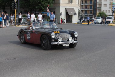 Brescia, İtalya - 19 Mayıs 2018: AUSTIN HEALEY 100 M BN2 1955 Mille Miglia 2018 yarışında eski bir yarış arabasıdır..