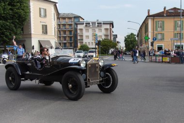 Brescia, İtalya - 19 Mayıs 2018: Lancia LAMBDA VIII SERIE CASARO 1928 Mille Miglia 2018 rallisinde eski bir yarış arabasıdır..