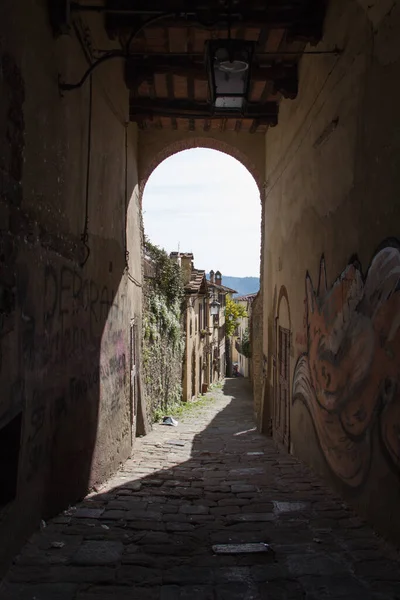 Italy Arezzo March 2017 View Arch Narrow Street Arezzo Sunny — Stock Photo, Image