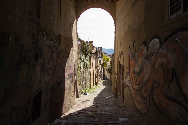 Italy Arezzo March 2017 View Arch Narrow Street Arezzo Sunny — Stock Photo, Image