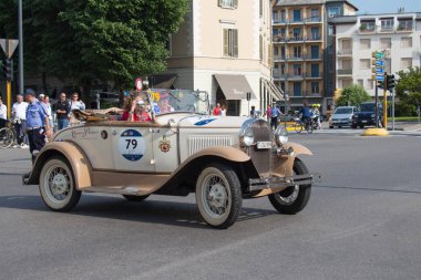 Brescia, İtalya - 19 Mayıs 2018: ForD A 1931, İtalya 'nın başkenti Brescia' da 19 Mayıs 2018 tarihinde gerçekleştirilen ünlü İtalyan tarihi yarışı Mille Miglia 2018 rallisinde eski bir yarış arabasıdır..