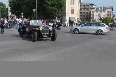 Brescia, İtalya - 19 Mayıs 2018 - FIAT 525 SS 1930 Mille Miglia 2018 rallisinde eski bir yarış arabasıdır..
