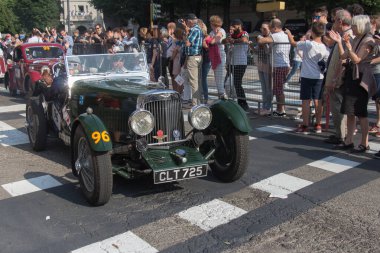 Brescia, İtalya - 19 Mayıs 2018: ASTON MARTIN 1934 Mille Miglia 2018 rallisinde eski bir yarış arabasıdır..