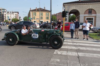 Brescia, İtalya - 19 Mayıs 2018 - ASTON MARTIN ULSTER 1935 Mille Miglia 2018 rallisinde eski bir yarış arabasıdır..