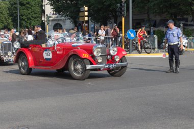 Brescia, İtalya - 19 Mayıs 2018: ALVIS Speed 20 SB 1934, İtalya 'nın başkenti Brescia' da 19 Mayıs 2018 tarihinde gerçekleştirilen ünlü İtalyan tarihi yarışı Mille Miglia 2018 rallisinde eski bir yarış arabasıdır..