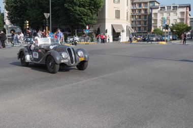 Brescia, İtalya - 19 Mayıs 2018: FRAZER-NASH BMW 328 1937 Mille Miglia 2018 rallisinde eski bir yarış arabasıdır..