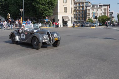 Brescia, İtalya - 19 Mayıs 2018 FRAZER-NASH B.M.W. 328 1937, 19 Mayıs 2018 tarihinde İtalya 'nın Brescia kentinde yapılan ünlü İtalyan tarihi yarışında Mille Miglia 2018 rallisinde eski bir yarış arabasıdır..