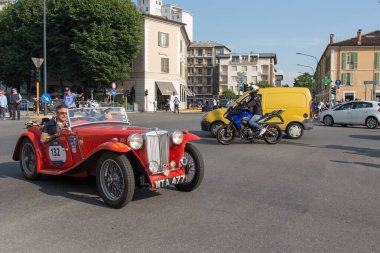 Brescia, İtalya - 19 Mayıs 2018 - MGTB 1939 Mille Miglia 2018 rallisinde eski bir yarış arabasıdır..