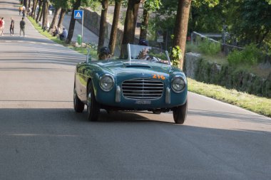 Brescia, İtalya - 19 Mayıs 2018: S.I.A.T.A. DAINA GRAN Spor STABILIMENTI FARINA 1951, 19 Mayıs 2018 tarihinde İtalya 'nın Brescia kentinde yapılan ünlü İtalyan tarihi yarışı Mille Miglia 2018 rallisinde eski bir yarış arabasıdır..