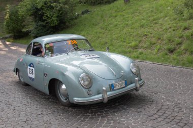 Brescia, İtalya - 19 Mayıs 2018 - PORSCHE 356 1500 SUPER 1952 Mille Miglia 2018 rallisinde eski bir yarış arabasıdır..